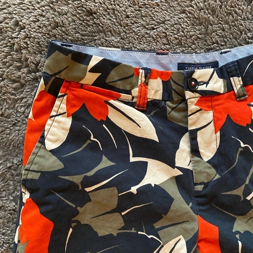 TOMMY HILFIGER Women’s Floral Chino Shorts - Picture 13 of 14